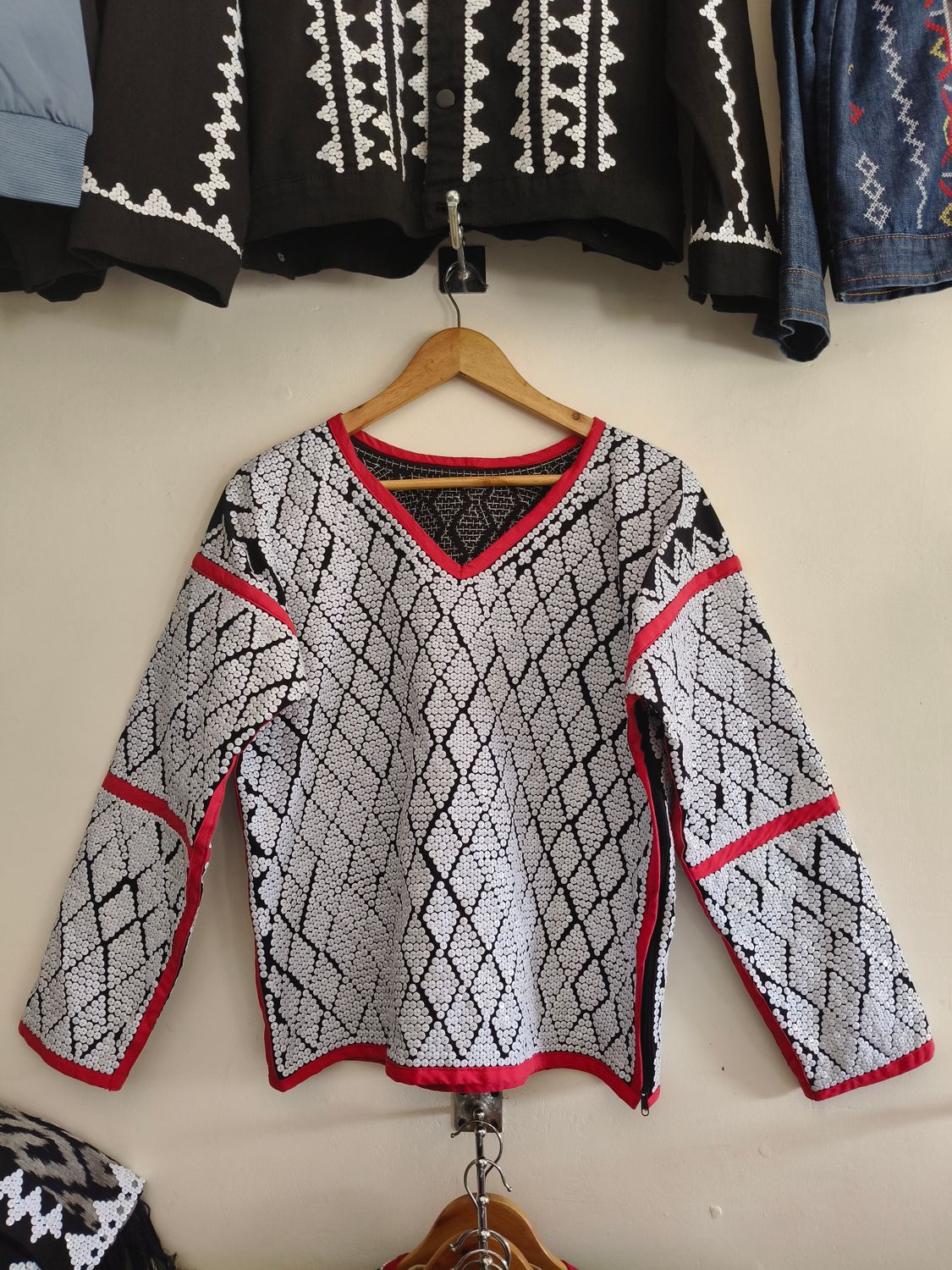 Blouse. TRADITIONAL T&#39;BOLI BEADED BLOUSE