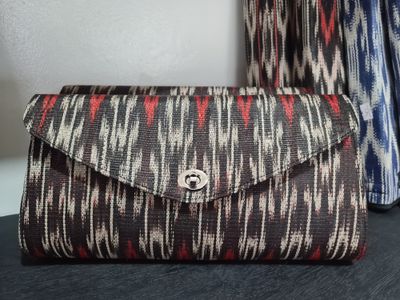 Bag. T'NALAK CLUTH BAG