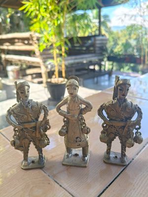 Souvenir. T'BOLI BRASS FIGURE