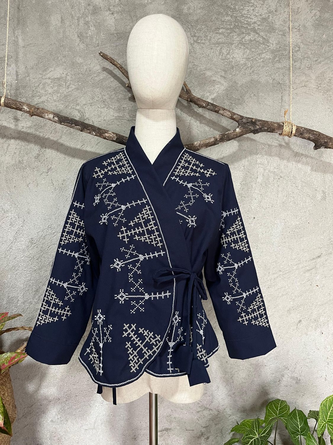 Kimono. TBOLI HAND-EMBROIDERED KIMONO