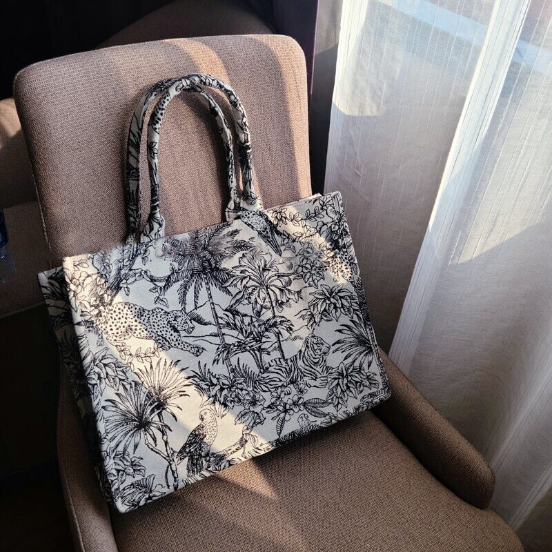 Vogue Embroidery Handbag