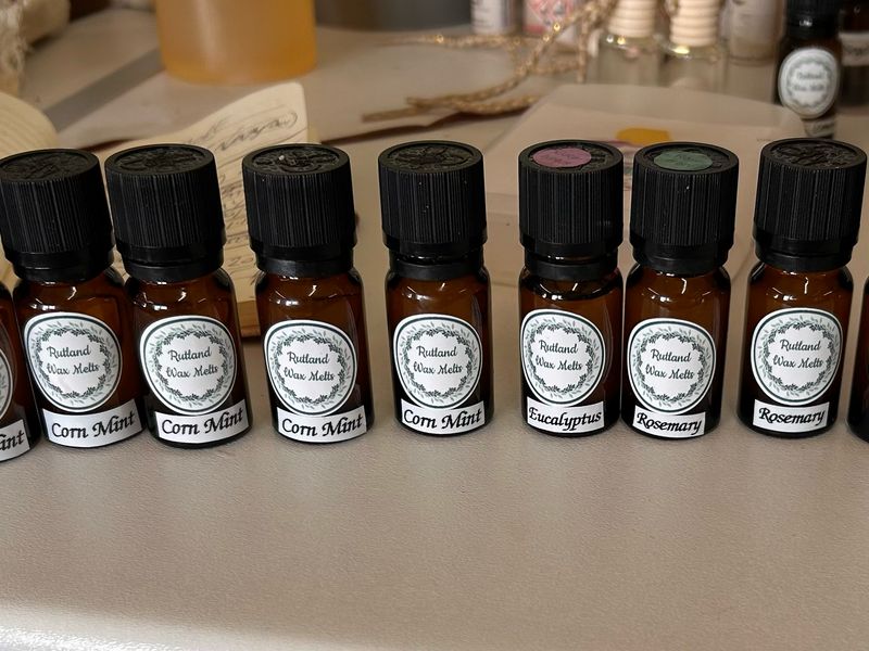 Christmas Luxury Essential Oil - 10ml - Christmas Tree, Cinnamon Vanilla, Cinnamon Orange, Amber &amp; Clove, Frankincense &amp; Myrrh, Cranberry, Orange &amp; Cinnamon, Festive Fireside, Merry Mistletoe.