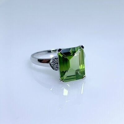Ladies Emerald Shape Peridot Ring