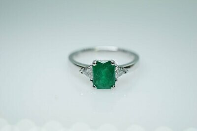Ladies Emerald Ring With Diamond Accents