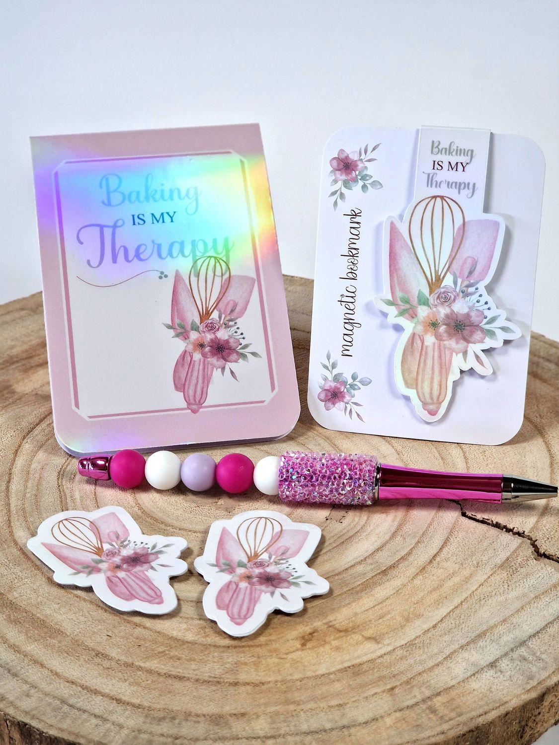 1 Magnetisches Lesezeichen, Notizblock & 2 Kühlschrankmagnete "Baking is my Therapy" mit GRATIS Kugelschreiber