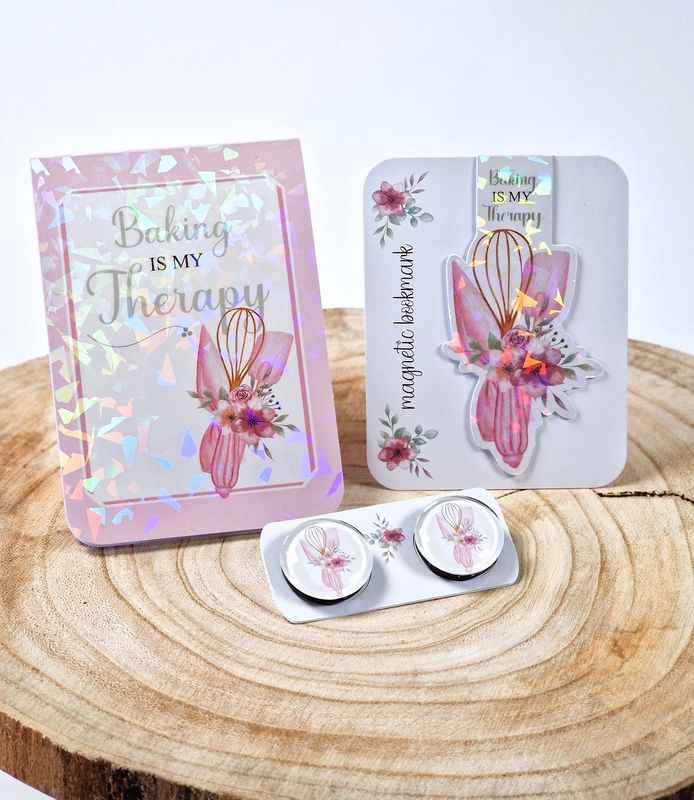 1 Magnetisches Lesezeichen, Notizblock & 2 Glasmagnete "Baking is my Therapy"