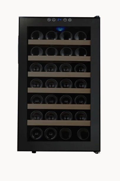 Cava Vondom con estantes de madera - 28 botellas