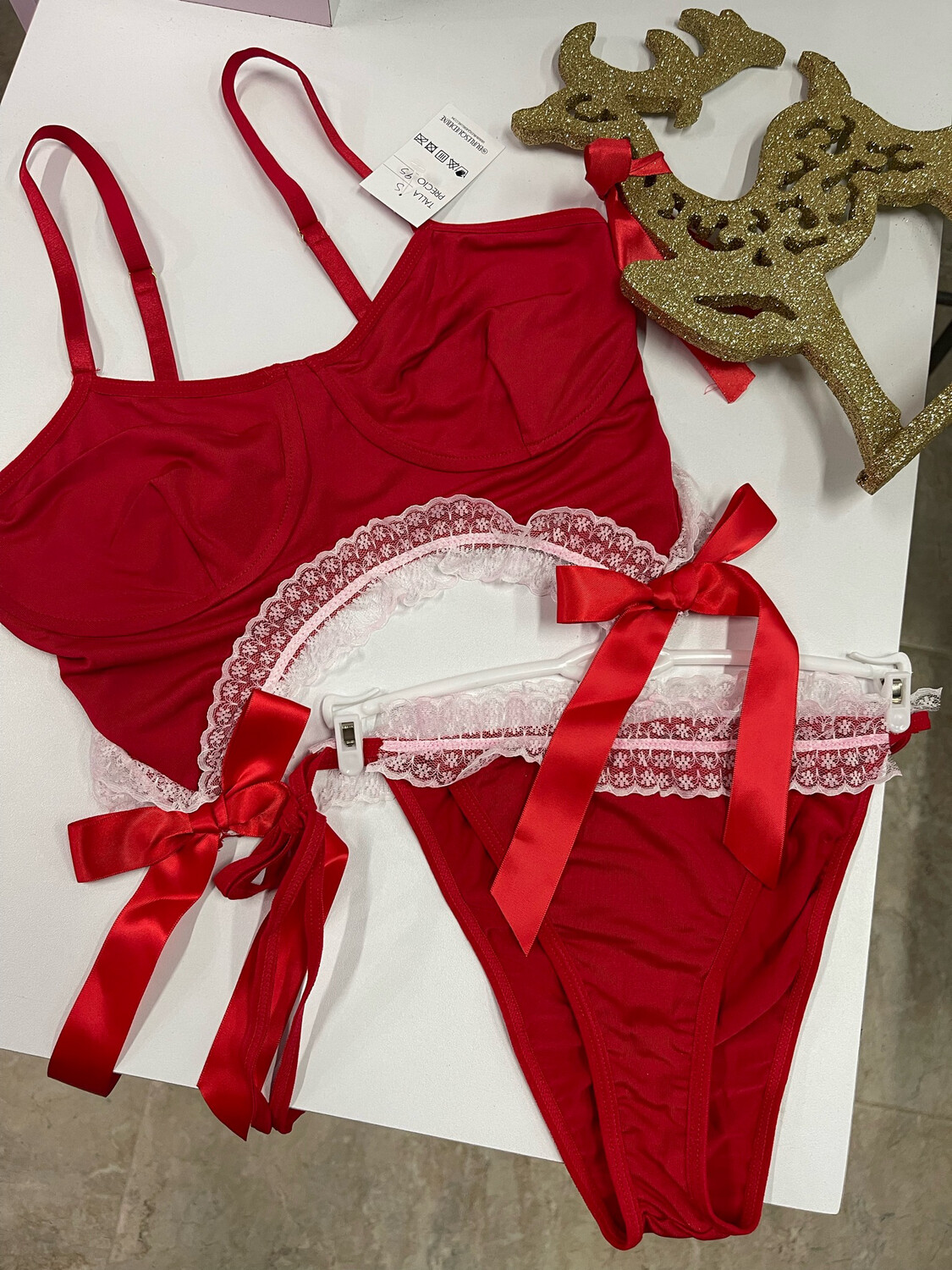 Set holiday red