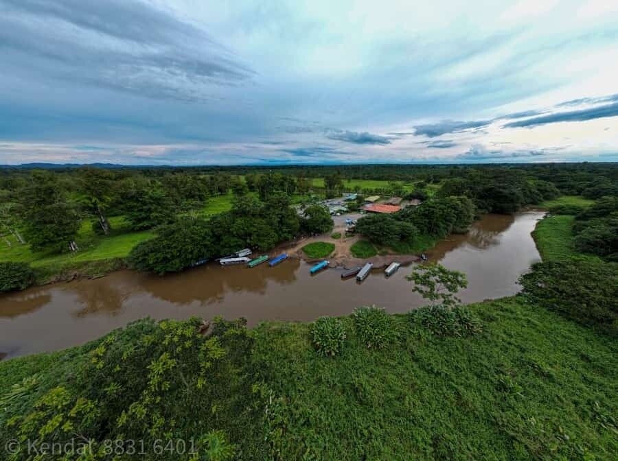 Private  boat  La Pavona Harbor  to Tortuguero village