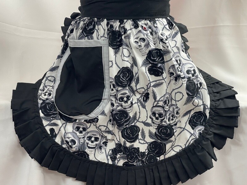 Retro Vintage 50&#39;s Style Half Apron - Skulls &amp; Roses on White with Black Trim