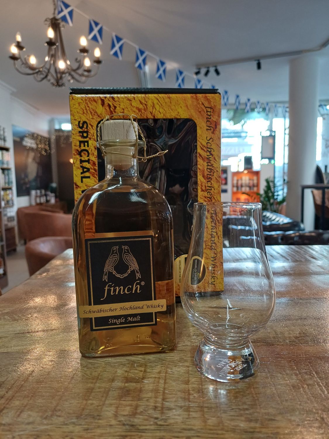 Finch Whisky, Sherry Cask mit Glas Finch Whisky, Sherry Cask mit Glas