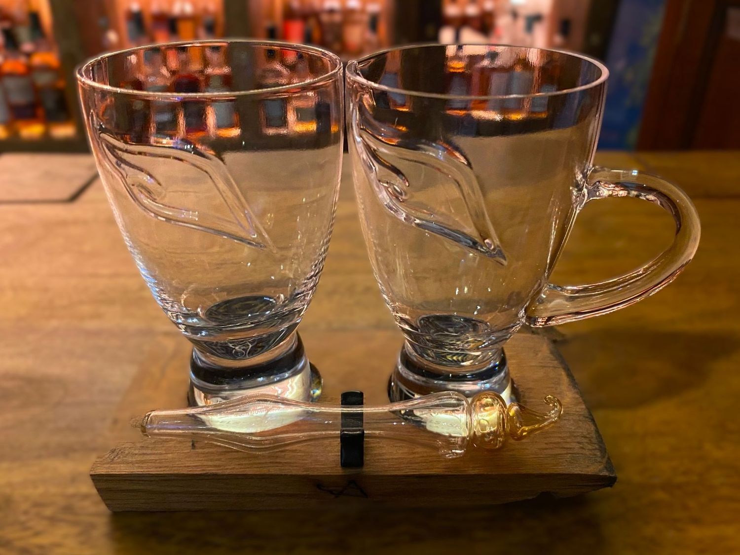 Whiskyglas, Wasserkrug, Pipette mit Pot Still auf Fassdaube