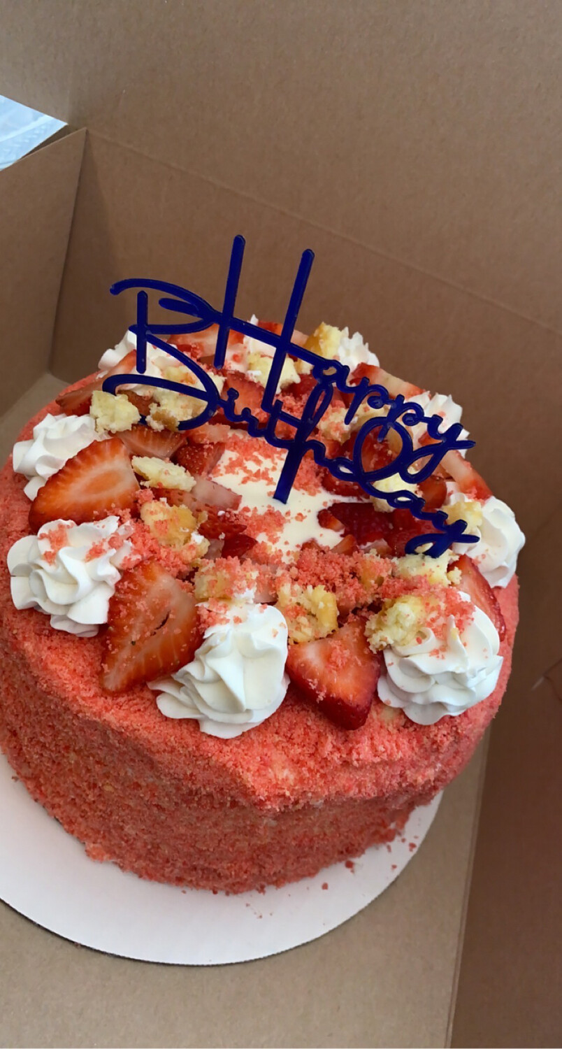 Strawberry Crunch Cheesecake Cake 
