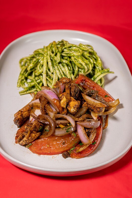 Fetuccini al pesto con pollo saltado