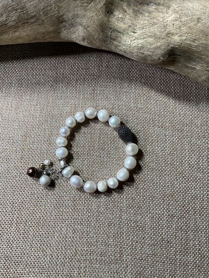 Baroque pearls bracelet.