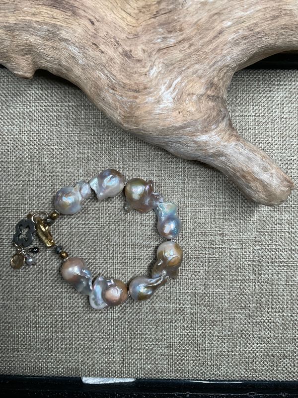 Baroque pearl bracelet