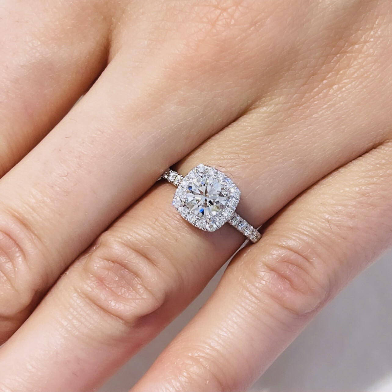 18K Weißgold Cushion Shaped Halo Diamanten Verlobungsring mit Pave