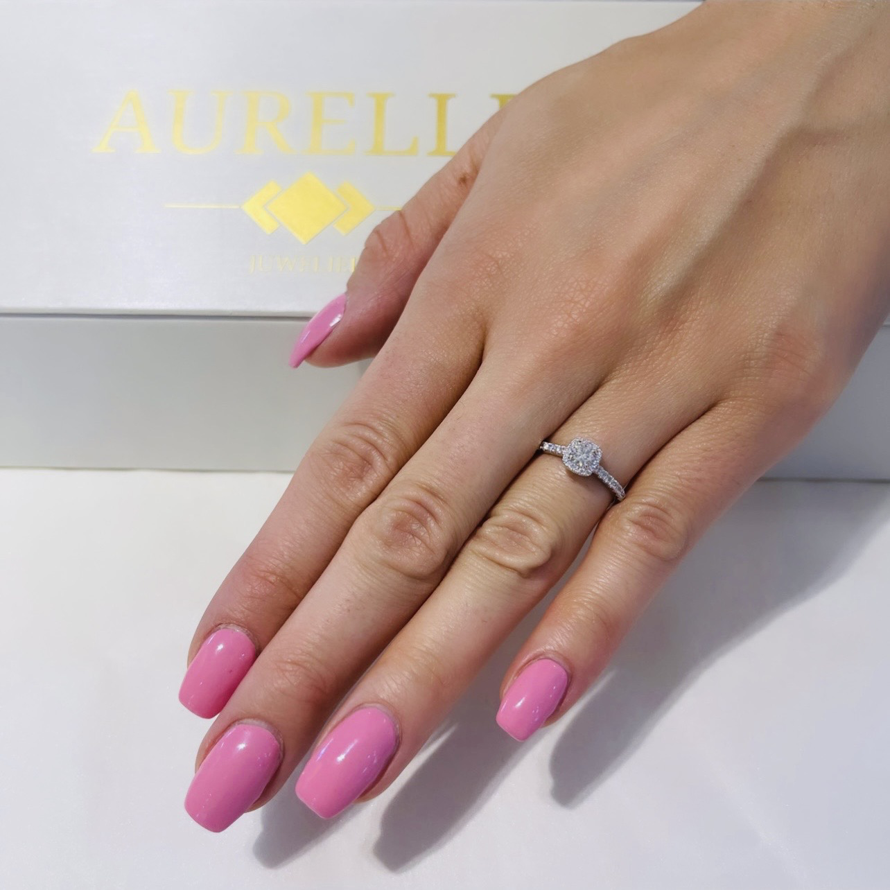 18K Weißgold Cushion Shaped Halo Diamanten Verlobungsring mit Pave