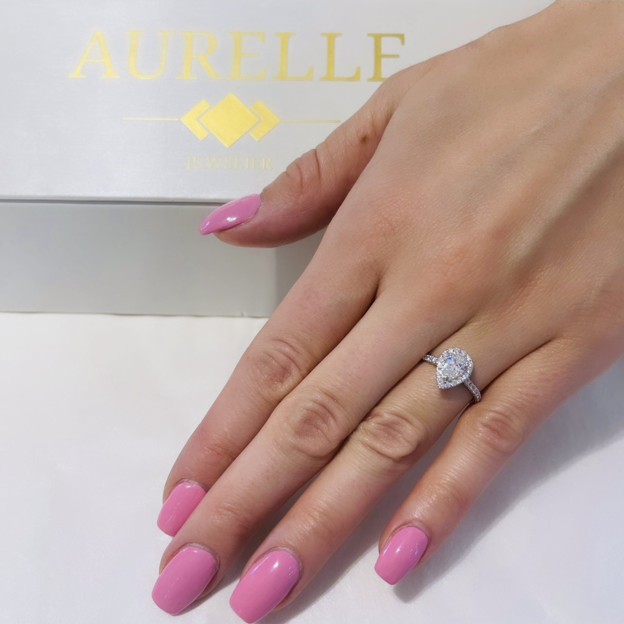 18K Weißgold Peer Shaped Halo Diamanten Verlobungsring mit Pave