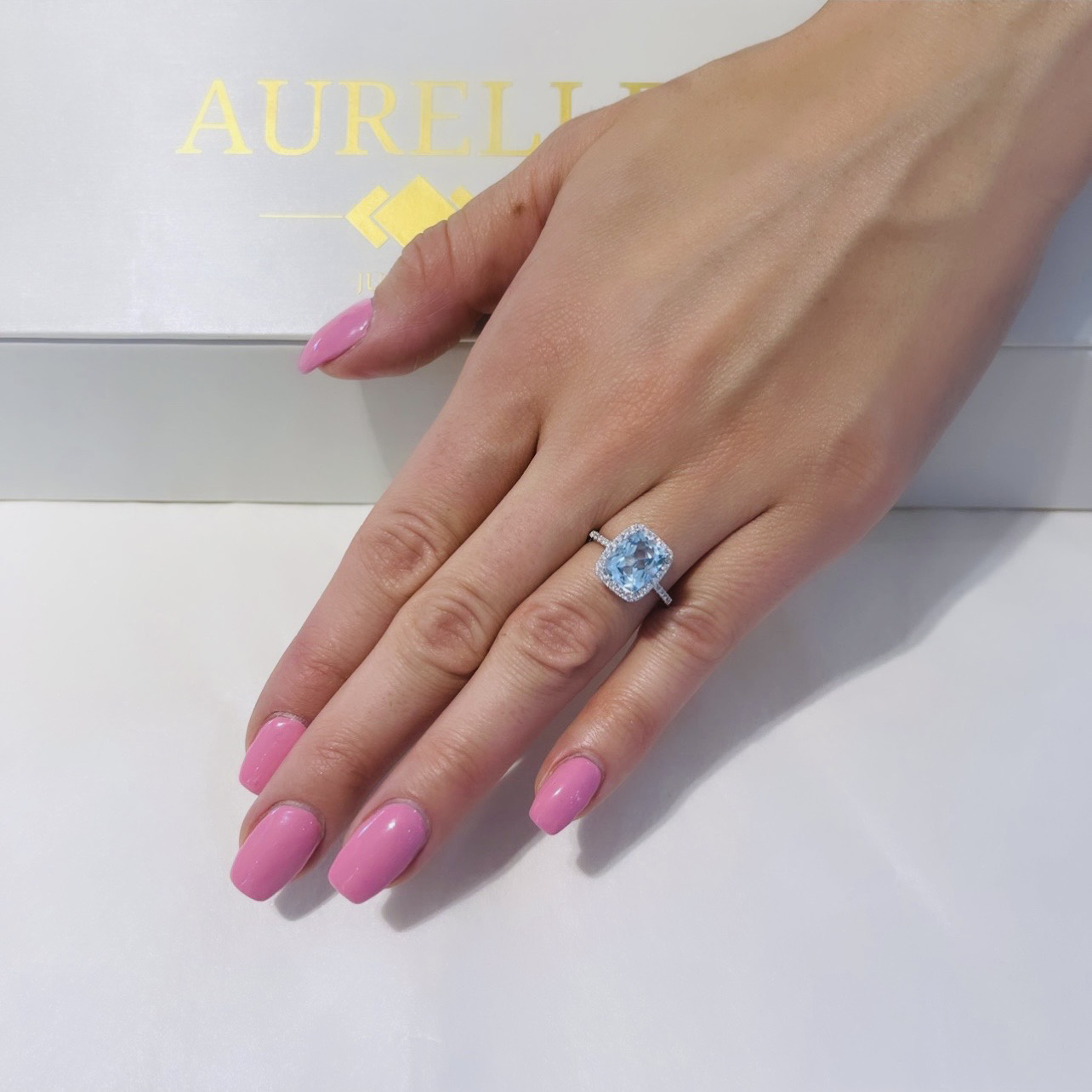 18K Weißgold Cushion Shaped Topaz Verlobungsring