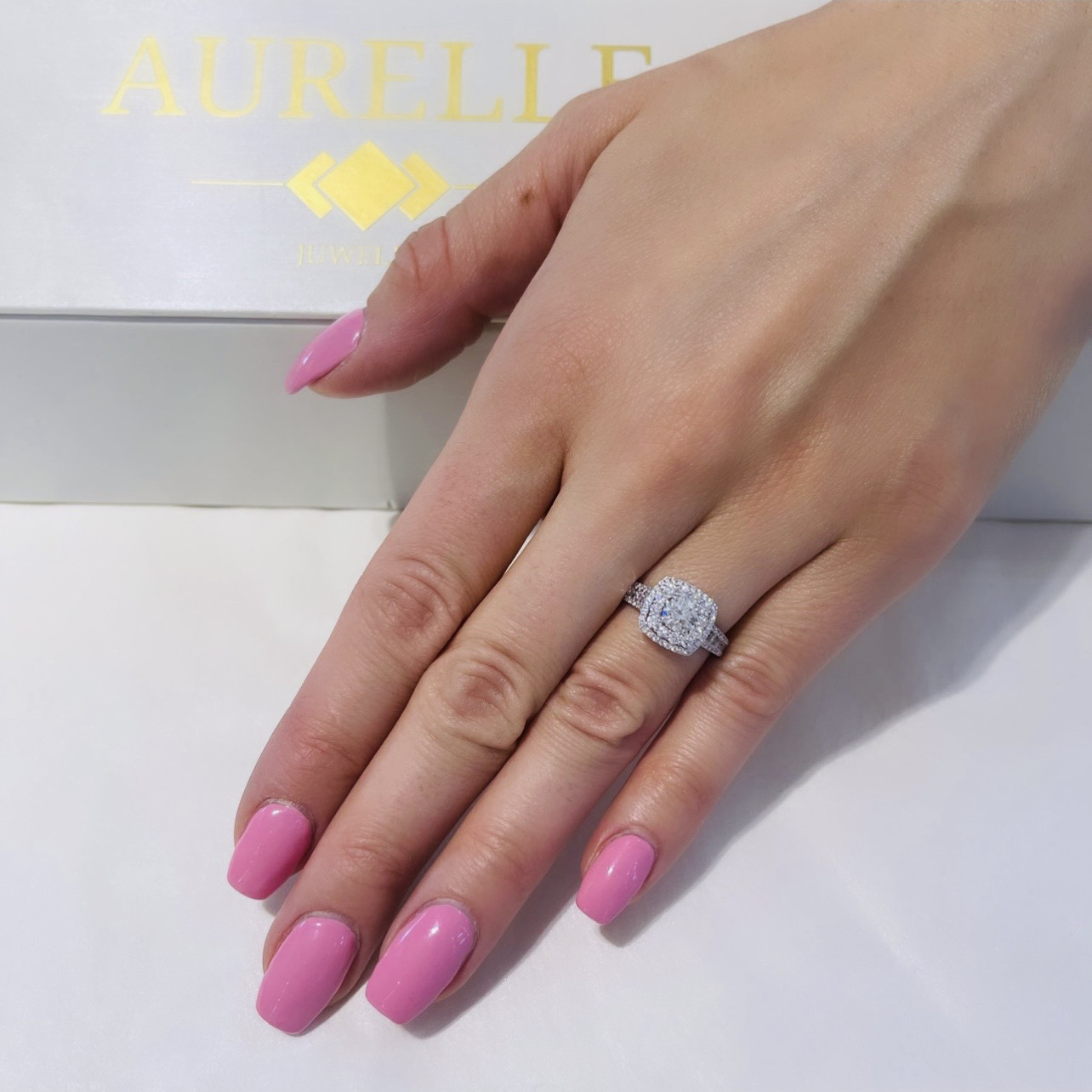 18K Weißgold Cushion Shaped Double Halo Verlobungsring