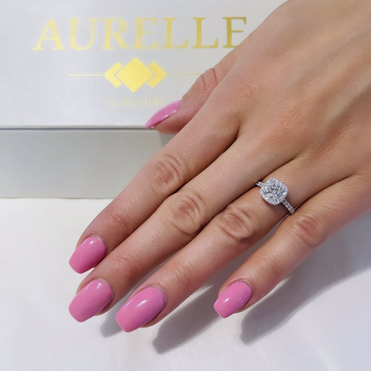 18K Weißgold Cushion Shaped Halo Diamanten Verlobungsring mit Pave