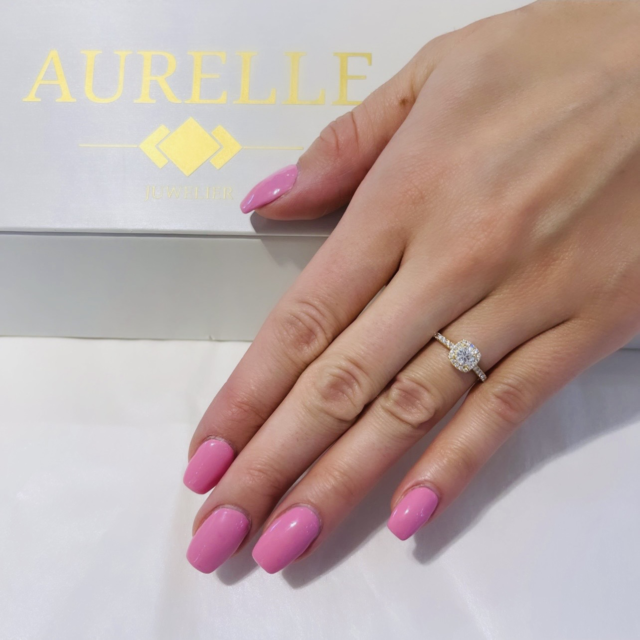 18K Gelbgold Cushion Shaped Halo Diamanten Verlobungsring mit Pave