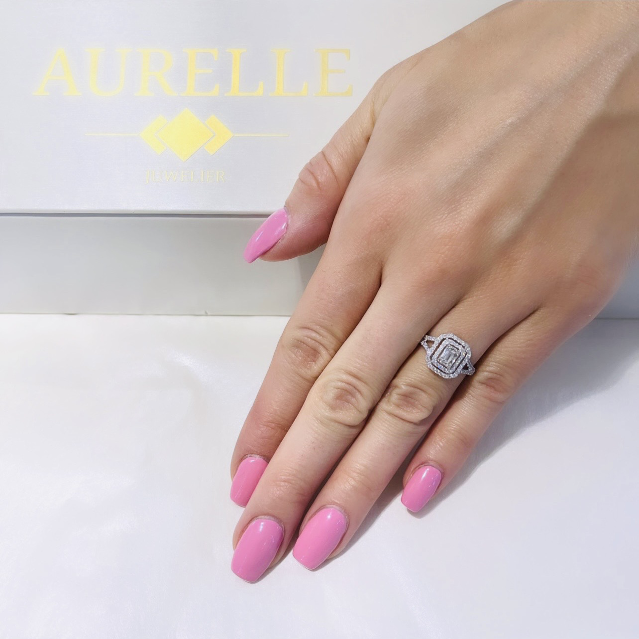 18K Weißgold Baguette Shaped Double Halo Illusions Verlobungsring