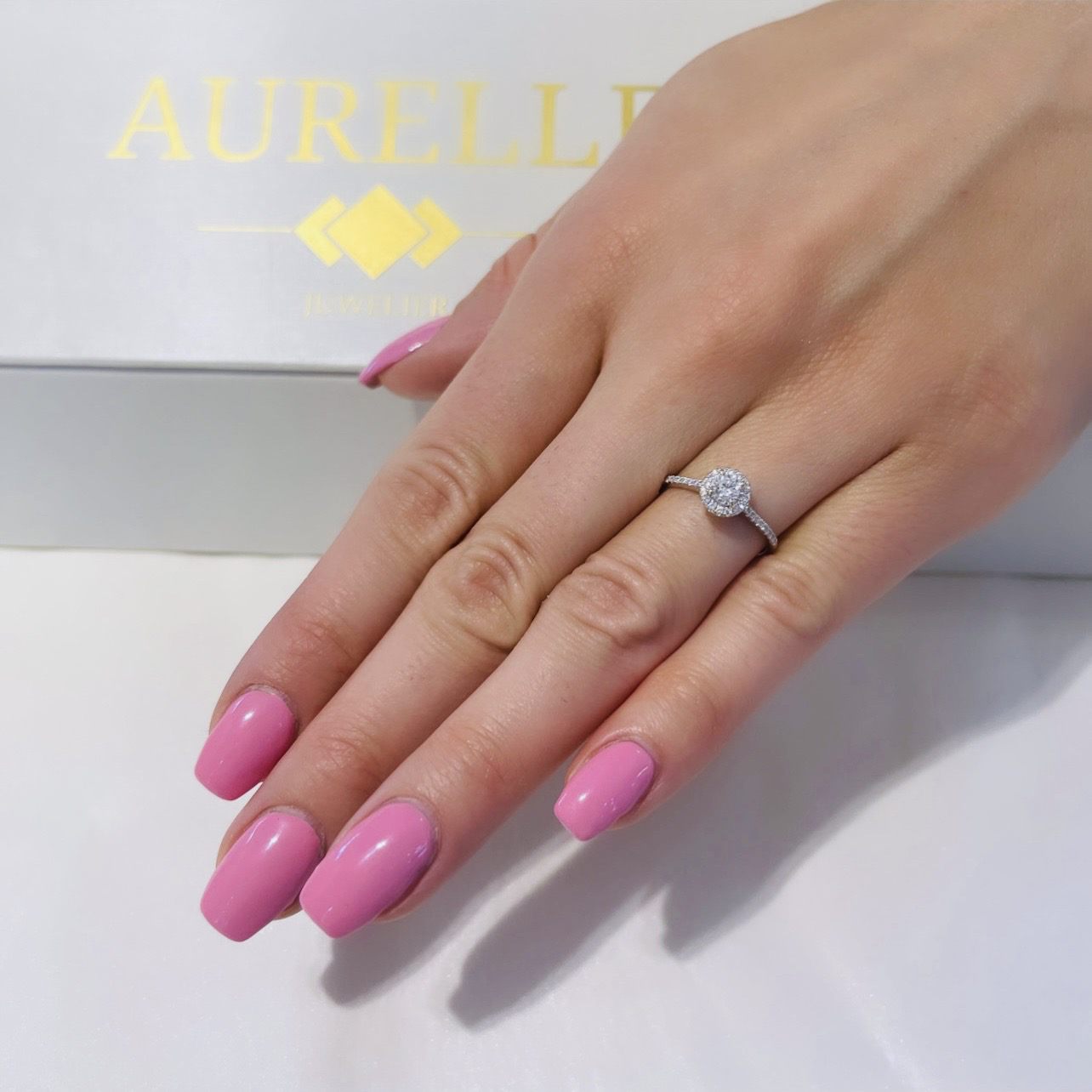 18K Weißgold Round Shaped Halo Diamanten Verlobungsring mit Pave