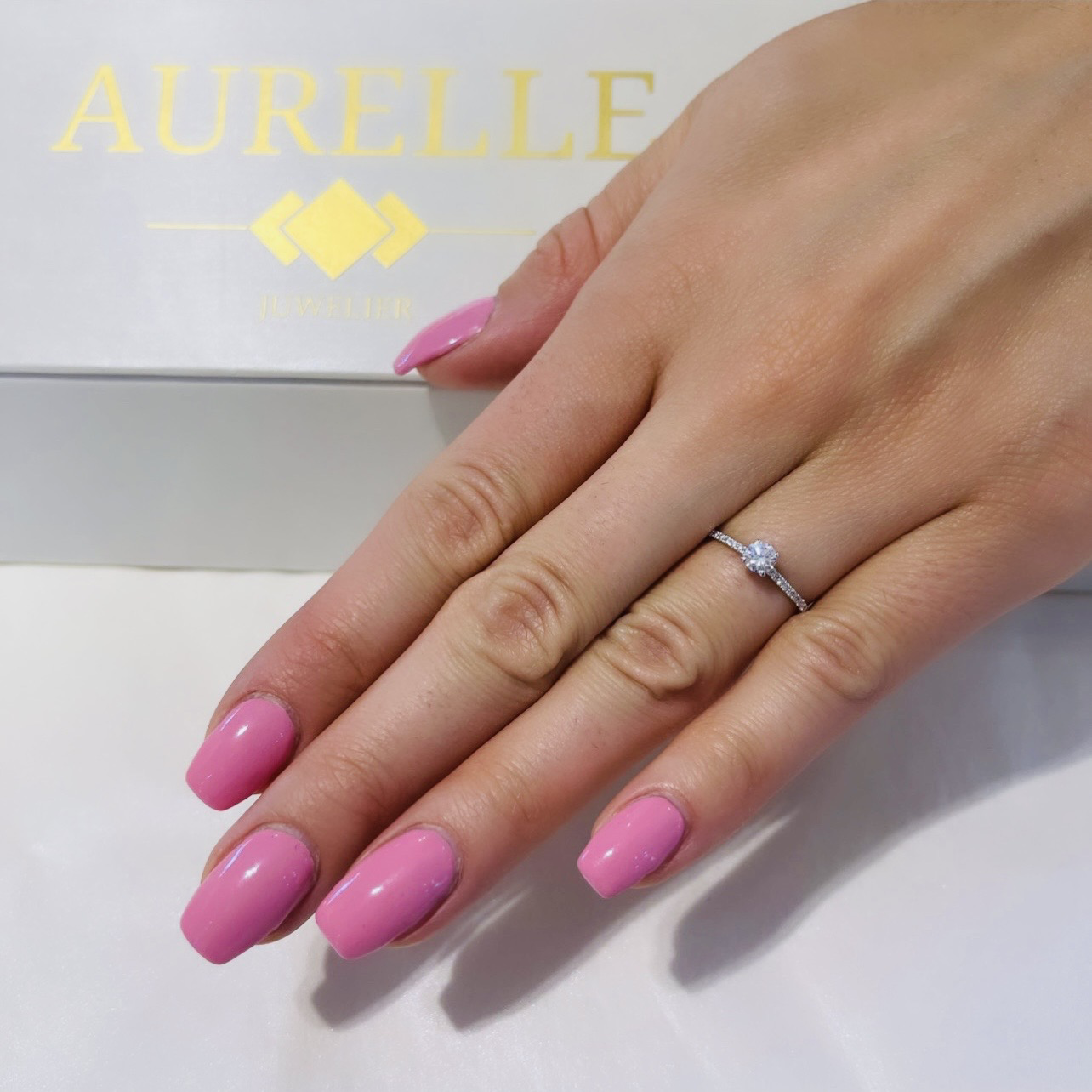 18K Weißgold Solitaire Mit Diamanten Auf Den Seiten