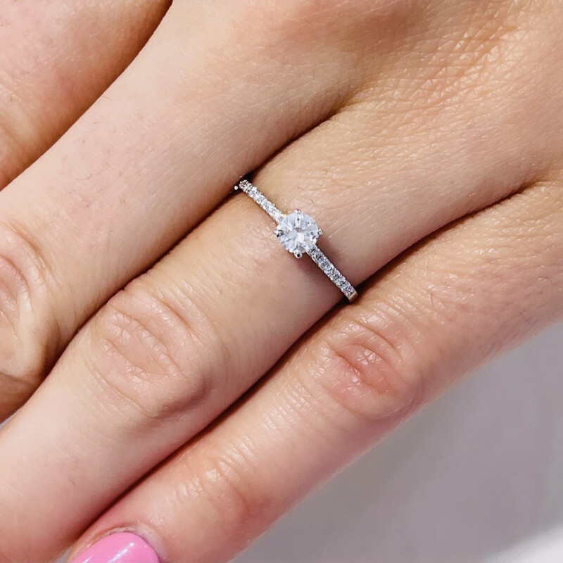 18K Weißgold Solitaire Mit Diamanten Auf Den Seiten