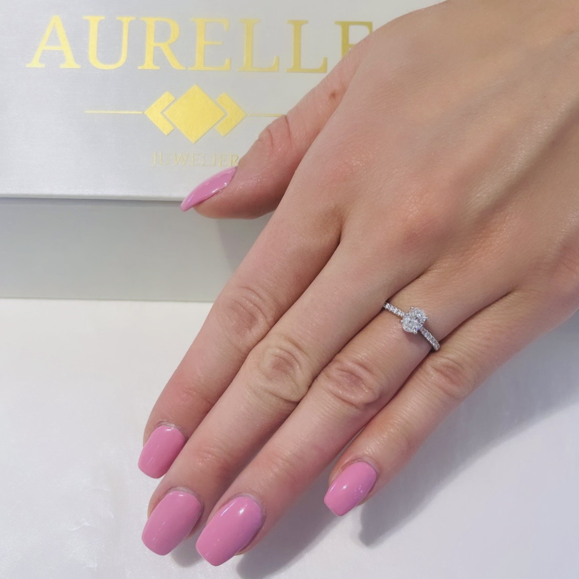 18K Gelb Gold Oval Solitaire Mit Diamanten Auf Den Seiten