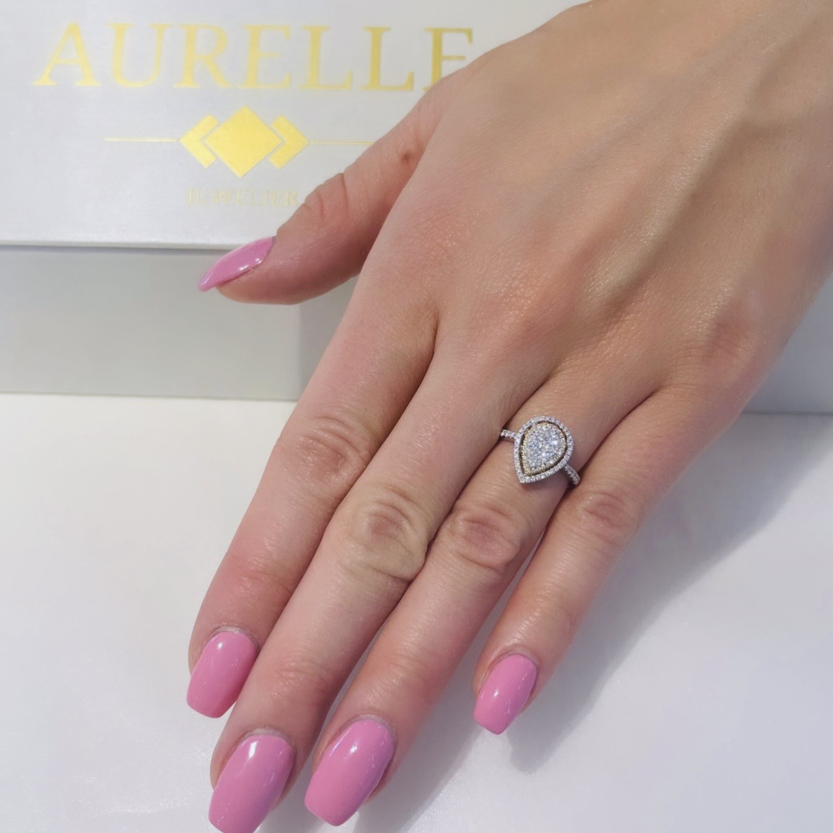 18K Weißgold Peer Shaped Halo Illusion Diamanten Verlobungsring