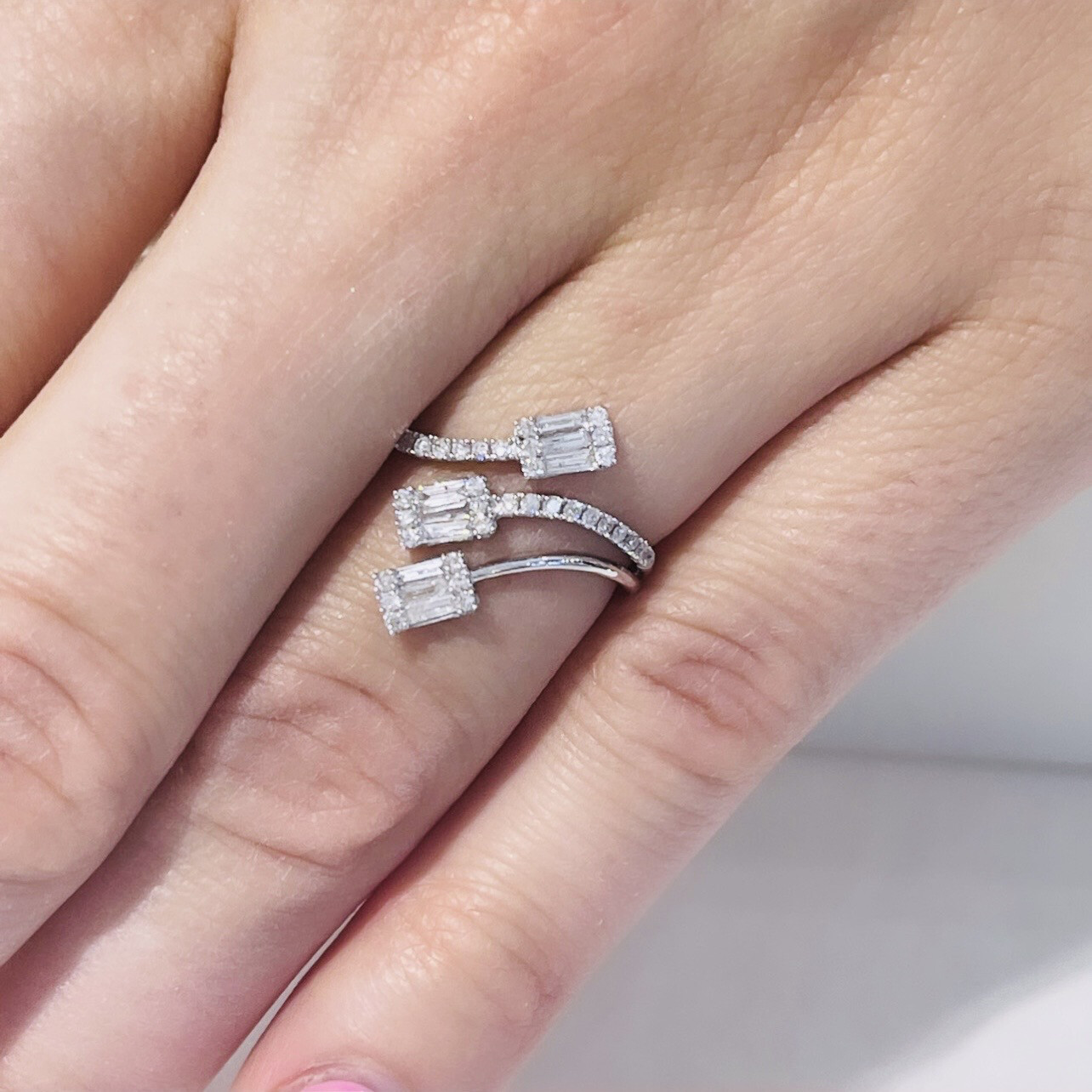 18K Weißgold Baguette Shaped Fantasy Diamanten Ring