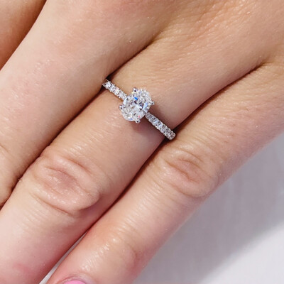 18K Gelb Gold Oval Solitaire Mit Diamanten Auf Den Seiten