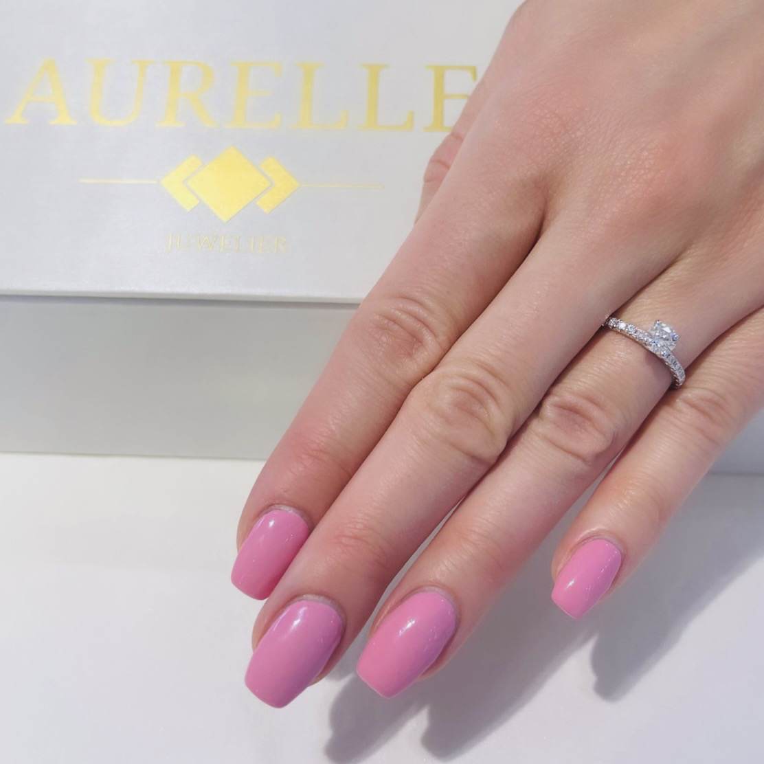 18K Weißgold Solitaire Mit Diamanten Auf Den Seiten