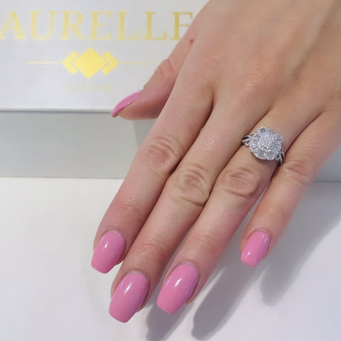 18K Weißgold Baguette Shaped Fantasy Illusions Verlobungsring