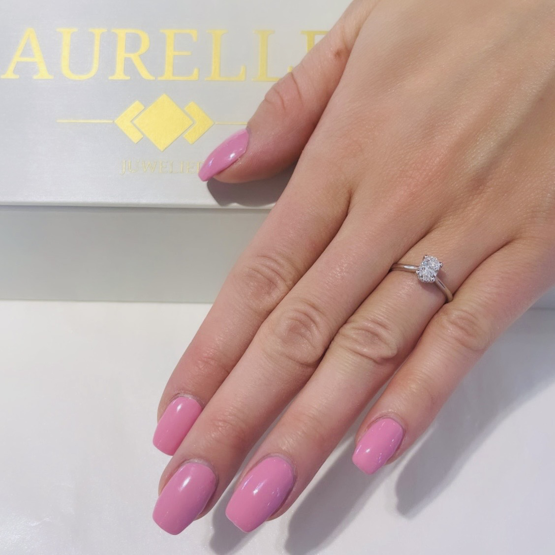 18K Weißgold Oval Solitaire Verlobungsring