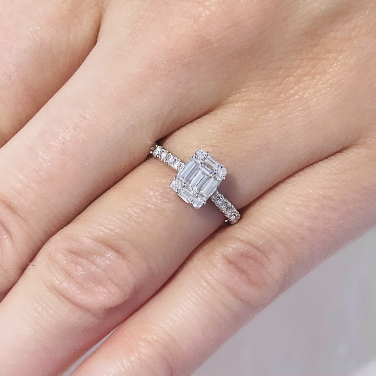 18K Weißgold Emerald Illusion Diamanten Verlobungsring Mit Steine Auf Den  Seiten