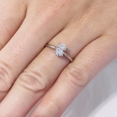 18K Weißgold Oval Solitaire Verlobungsring