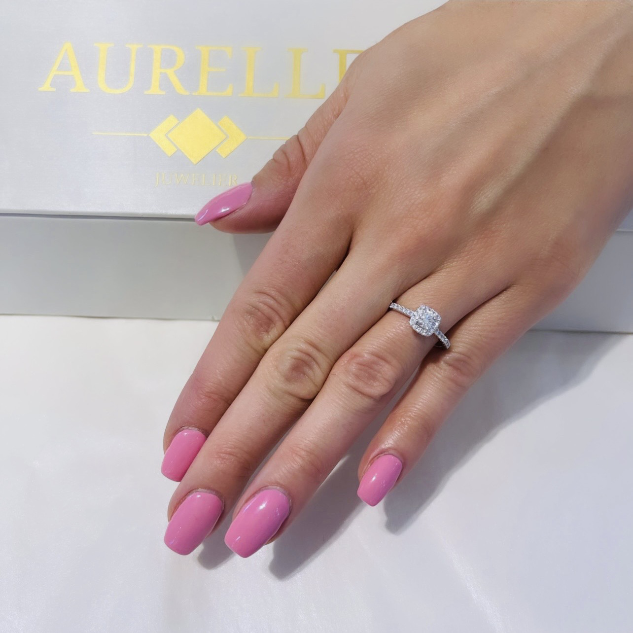 18K Weißgold Cushion Shaped Halo Diamanten Verlobungsring mit Pave