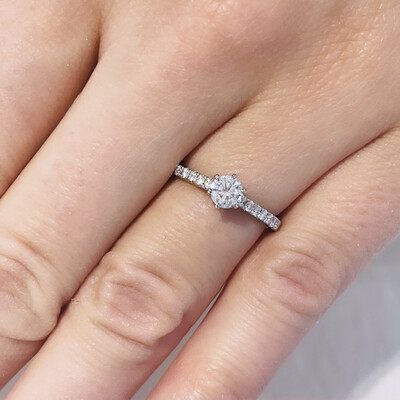 18K Weißgold Solitaire Mit Diamanten Auf Den Seiten