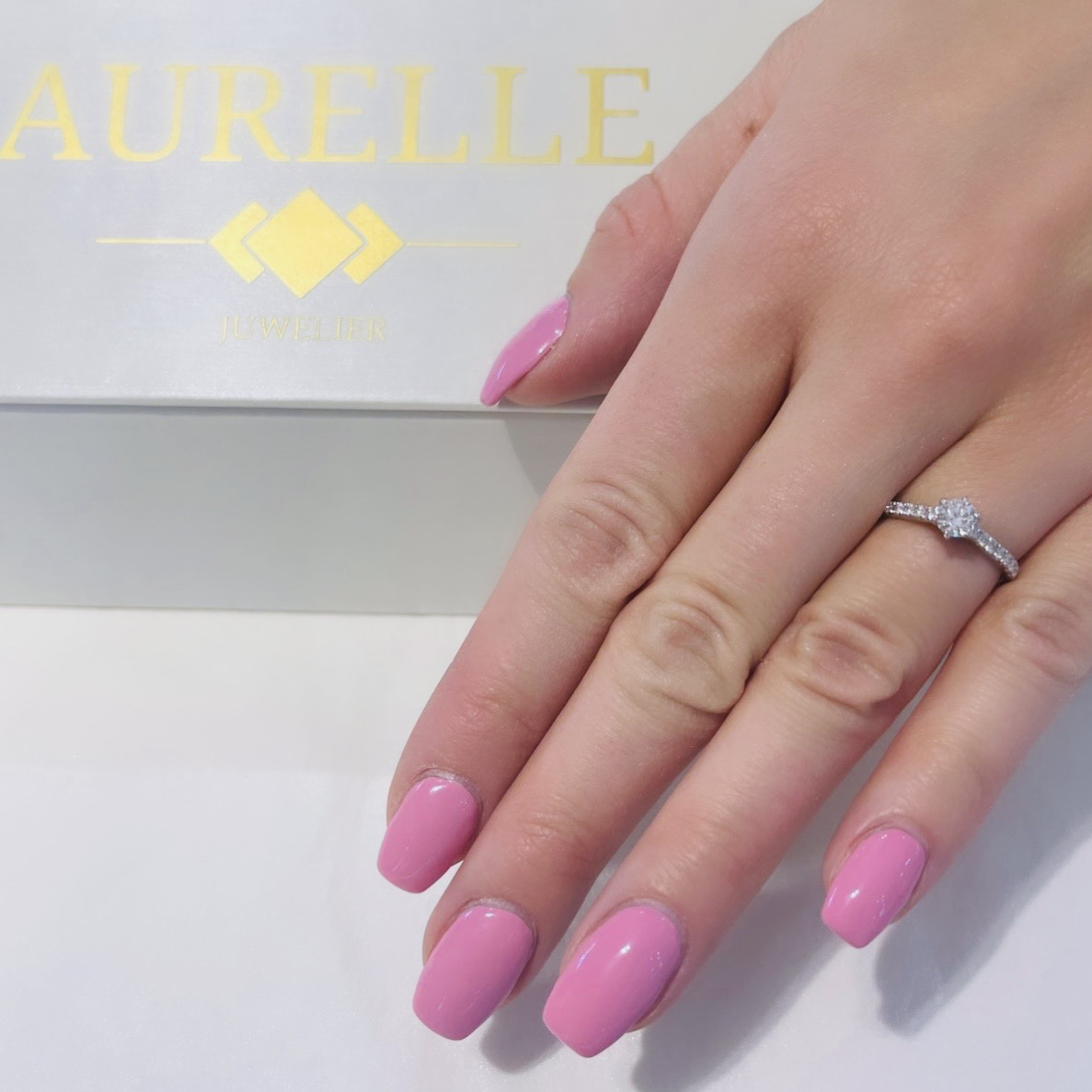 18K Weißgold Solitaire Mit Diamanten Auf Den Seiten