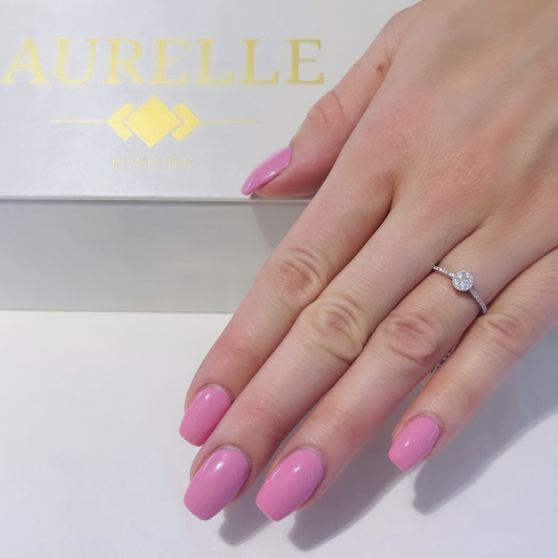 18K Weißgold Illusions Verlobungsring Mit Diamanten An Den Seiten