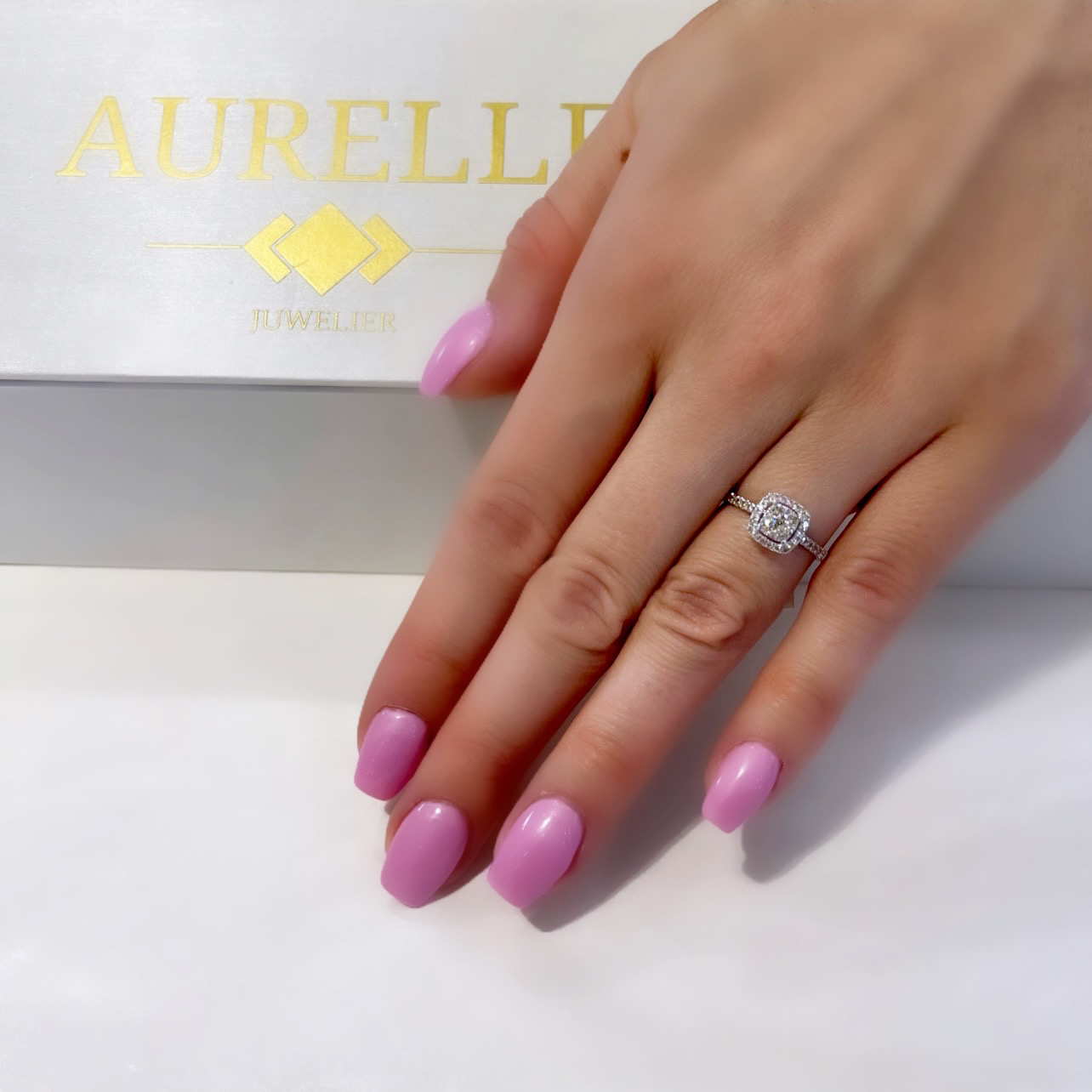 18K Weißgold Cushion Shaped Halo Illusions Verlobungsring