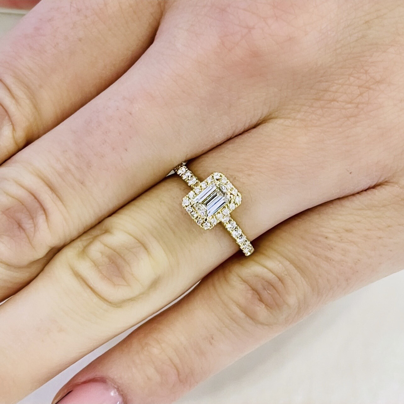 18K Gelbgold Emerald Shaped Halo Diamanten Verlobungsring mit Pave