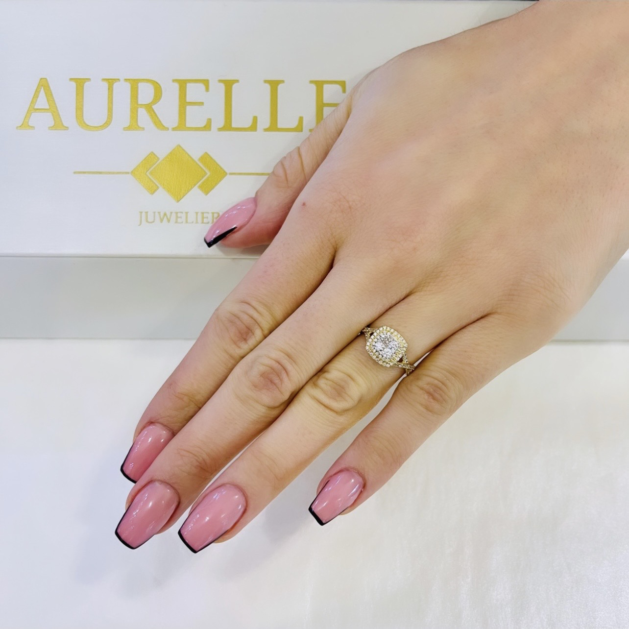 18K Gelbgold Cushion Shaped Halo Illusions Verlobungsring