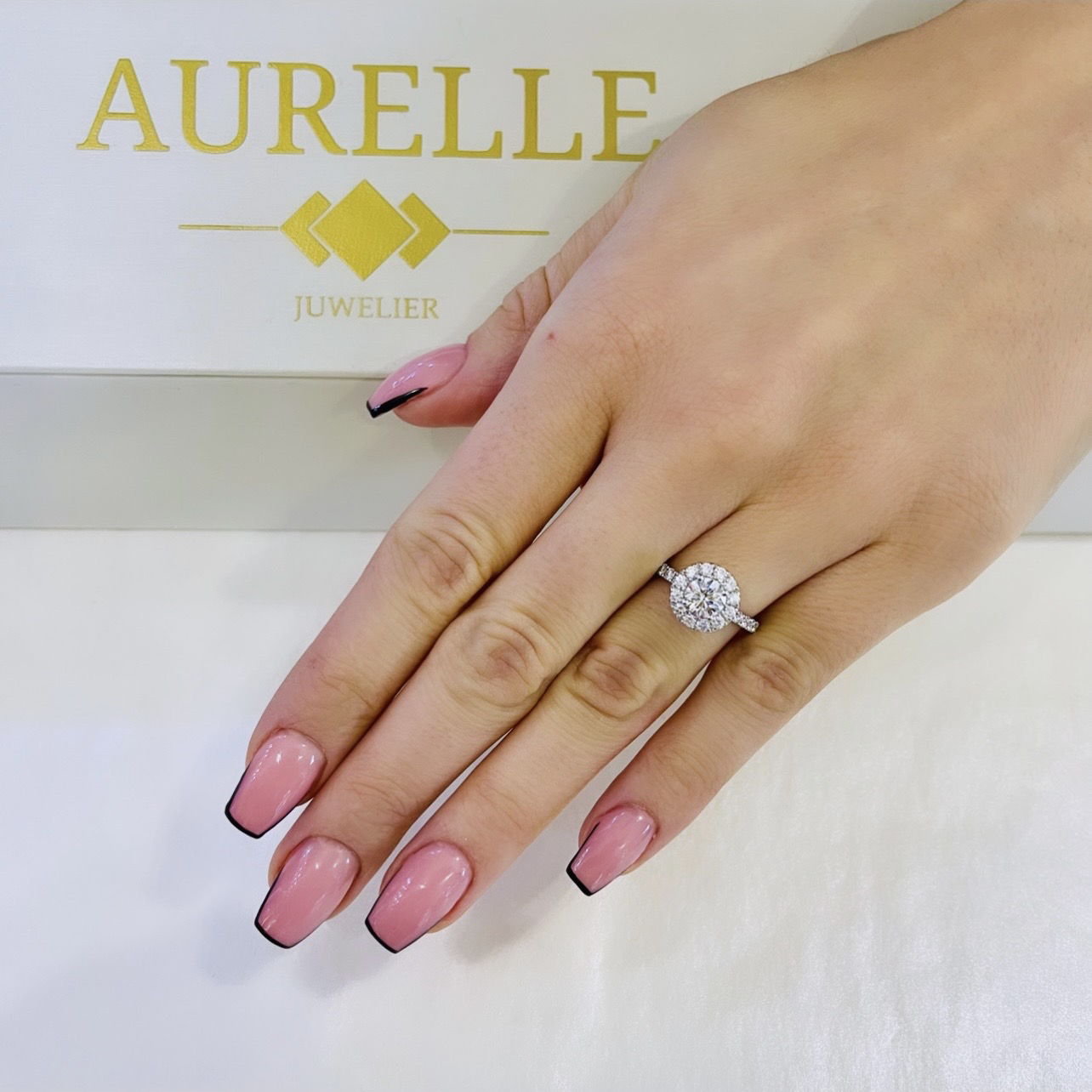 18K Weißgold Round Shaped Halo Diamanten Verlobungsring mit Pave