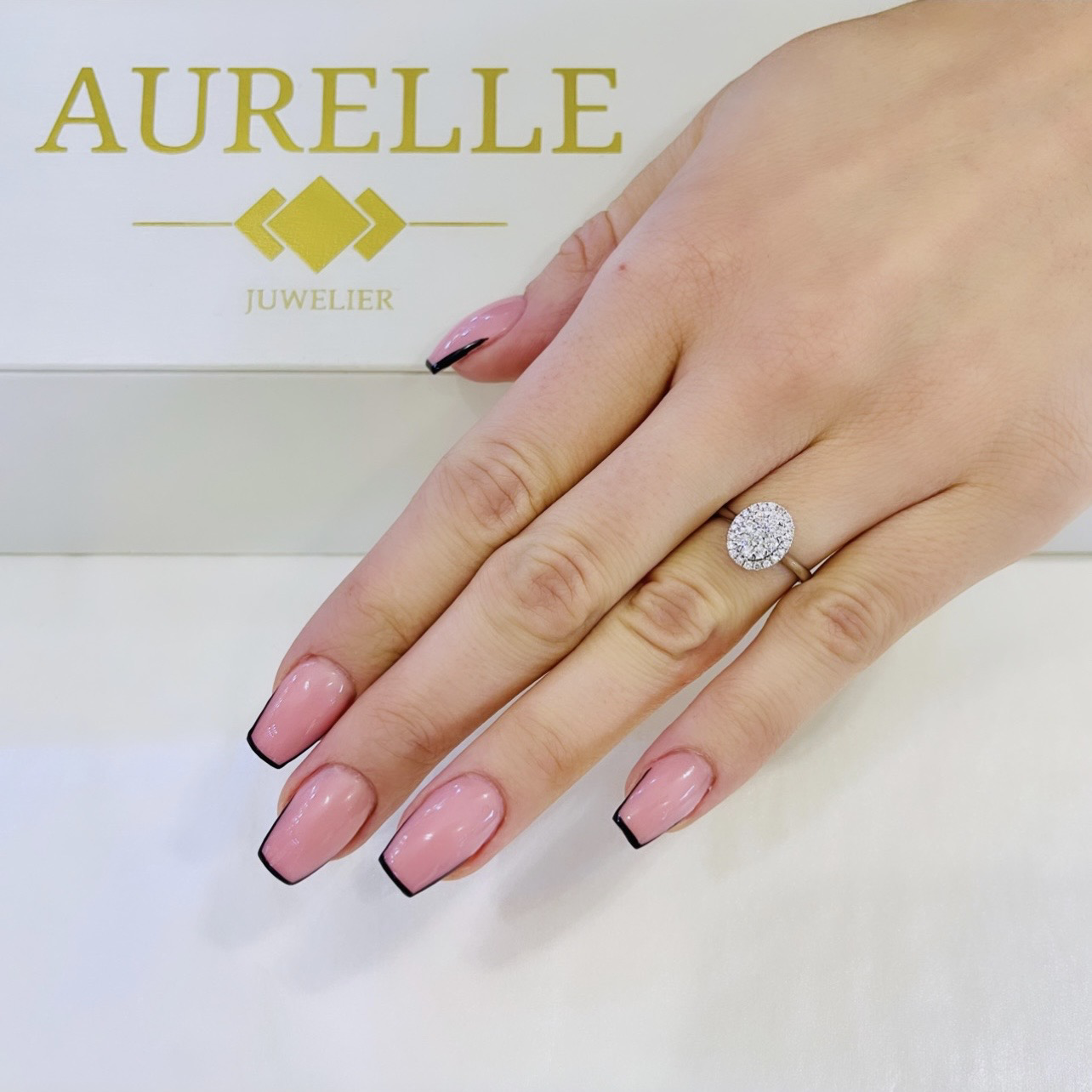 18K Weißgold Oval Shape Halo Illusion Diamant Verlobungsring