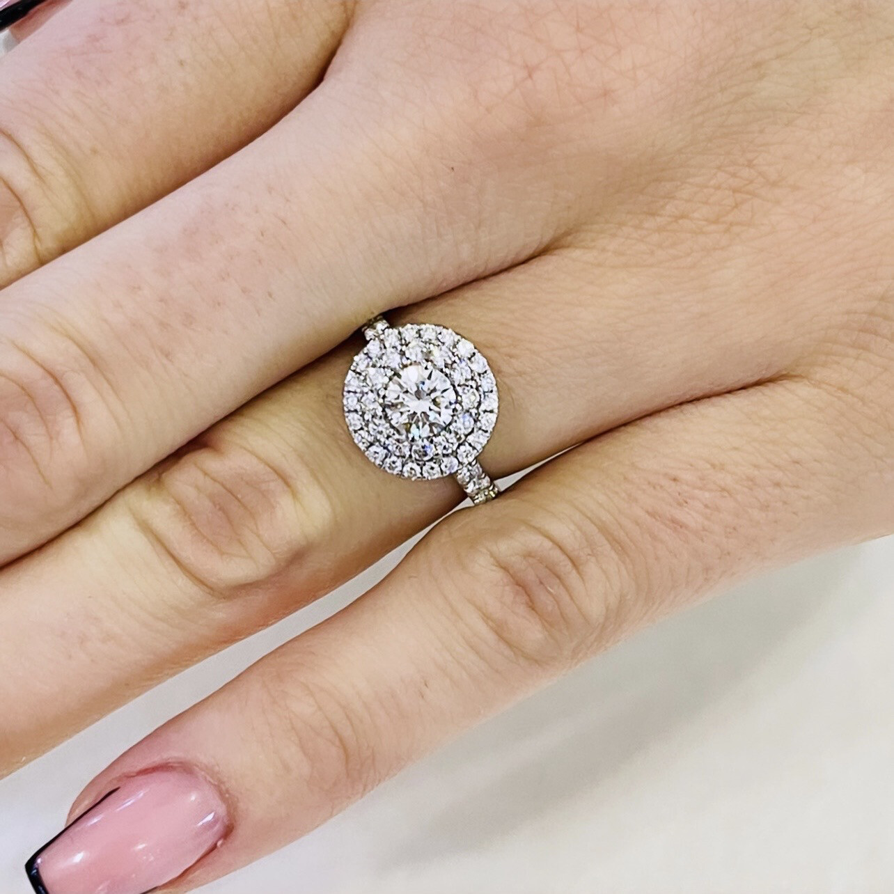 18K Weißgold Round Shaped Double Halo Diamanten Verlobungsring mit Pave